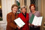 v.l.n.r. Marianne Graf, LH Waltraud Klasnic und Renate Kicker nach der Preisverleihung in der Grazer Burg Foto: Fischer v.l.n.r. Marianne Graf, LH Waltraud Klasnic und Renate Kicker nach der Preisverleihung in der Grazer Burg Foto: Fischer