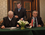 Europalandesrat Univ.-Prof. DDr. Gerald Schöpfer (rechts) und der zuständige Vizemarschall der Wojewodschaft Vorkarpaten, Julian Ozimek (links) sowie der Leiter der Fachabteilung 1E (Europa und Außenbeziehungen) Mag. Ludwig Rader (Mitte) bei der Unterzeichnung der Partnerschaftsurkunde. Foto: Fachabteilung 1E Europalandesrat Univ.-Prof. DDr. Gerald Schöpfer (rechts) und der zuständige Vizemarschall der Wojewodschaft Vorkarpaten, Julian Ozimek (links) sowie der Leiter der Fachabteilung 1E (Europa und Außenbeziehungen) Mag. Ludwig Rader (Mitte) bei der Unterzeichnung der Partnerschaftsurkunde. Foto: Fachabteilung 1E