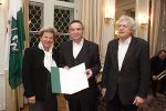 von links: Landeshauptmann Waltraud Klasnic, „manuskripte“-Preisträger 2004 Wilhelm Hengstler und Jurymitglied Prof. Dr. Alfred Kolleritsch bei der Preisverleihung in der Grazer Burg. Foto: Fischer von links: Landeshauptmann Waltraud Klasnic, „manuskripte“-Preisträger 2004 Wilhelm Hengstler und Jurymitglied Prof. Dr. Alfred Kolleritsch bei der Preisverleihung in der Grazer Burg. Foto: Fischer