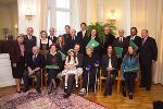 sitzend v.l.n.r.: Generalintendant Gerd Bacher, Margarethe Reitbauer, Univ.-Prof. Dr. Andreas Dorschel mit Tochter Arianna, Univ.-Prof. Dr. Hildegunde Piza-Katzer, Mag. Dr. Beate Rinner und Brigitte Kloesch ( in Vertretung von Dipl.-Ing. Dr. Mario Kupnik ). stehend v.l.n.r.: Landeshauptmann Waltraud Klasnic, Landesrat Univ.-Prof. DDr. Gerald Schöpfer, Birgit Reitbauer, Dr. Philipp Stiegler, Mag. Dr. Ines Omann, Dipl.-Ing. Dr. Dieter F. Muenzer, Inten-dant. a. D. Wolfgang Lorenz, Univ.-Prof. Dipl.-Ing. Dr. Thomas Antretter, Hannes Url (Clowndoc-tors,)Stadtrat a.D. Helmut Strobl, Bürgmeister a.D. Alfred Stingl, Univ.-Prof. Dr. Christoph Faschin-ger und Landeshauptmann a.D. Dr. Josef Krainer. Foto: Fischer