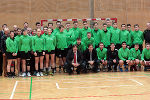 LH Voves beim Besuch der Handballakademie