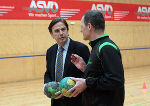 LH Voves und der Leiter der Handballakademie Rothenburger
