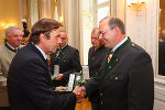 LH Voves und LH-Stv. Schützenhöfer verliehen Johann Suppan die Steirische Lebensrettungs-Medaille am weiß-grünen Band.