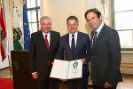 LH Voves und LH-Stv. Schützenhöfer verliehen SAMBERGER Gerhard die Goldene Medaille für Verdienste um die Republik Österreich.