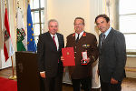LH Voves und LH-Stv. Schützenhöfer verliehen SCHERZ Erich das Silberne Verdienstzeichen der Republik Österreich.