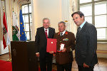 LH Voves und LH-Stv. Schützenhöfer verliehen SCHMÖLZER Ernest das Silberne Verdienstzeichen der Republik Österreich.