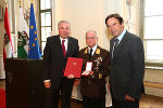LH Voves und LH-Stv. Schützenhöfer verliehen KLEINBURGER Josef das Goldene Verdienstzeichen der Republik Österreich.
