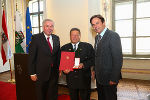 LH Voves und LH-Stv. Schützenhöfer verliehen LAMBAUER Franz Josef das Goldene Verdienstzeichen der Republik Österreich.