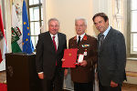 LH Voves und LH-Stv. Schützenhöfer verliehen PRETTENTHALER Johann das Silberne Verdienstzeichen der Republik Österreich.