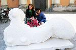 Landtagsabgeordnete Annemarie Wicher und der Künstler Jorge Gonzalez Velasquez. mit der Skulptur am Schloßbergplatz. Landtagsabgeordnete Annemarie Wicher und der Künstler Jorge Gonzalez Velasquez. mit der Skulptur am Schloßbergplatz.