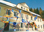 Die Installation vor dem Steinberghaus – ein künstlerisch gestaltetes neuronales Netz – als Symbol für die engen Verknüpfungen der Ausstellungsinhalte Literatur, Salz und Technik. Foto: Planorama Die Installation vor dem Steinberghaus – ein künstlerisch gestaltetes neuronales Netz – als Symbol für die engen Verknüpfungen der Ausstellungsinhalte Literatur, Salz und Technik. Foto: Planorama