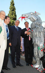 Gemeinsam einem originalgetreu nach dem Wappentier kostümierten, silbergrauen „Steirischer Pan-ther“ warb steirische Prominenz für die Steiermark-Woche in der südungarischen Stadt Pecs:. Amf Foto der ungarische Honorarkonsul Mag. Rudi Roth und Europa-Landesrat DDr. Gerald Schöpfer zusammen mit Europa-Hofrat Mag. Ludwig Rader und dem österreichischen Honorarkonsul in Bara-nya, Dipl.Ing. Imre Szomogyvari v.l.n.r Gemeinsam einem originalgetreu nach dem Wappentier kostümierten, silbergrauen „Steirischer Pan-ther“ warb steirische Prominenz für die Steiermark-Woche in der südungarischen Stadt Pecs:. Amf Foto der ungarische Honorarkonsul Mag. Rudi Roth und Europa-Landesrat DDr. Gerald Schöpfer zusammen mit Europa-Hofrat Mag. Ludwig Rader und dem österreichischen Honorarkonsul in Bara-nya, Dipl.Ing. Imre Szomogyvari v.l.n.r