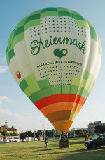 Der Start des Steiermark-Heißluftballons im Stadtzentrum von Pecs sorgte anlässlich der Steiermark-Woche in der ungarischen Partnerregion Baranya für Sympathie für das „Grüne Herz Österreichs“ als Urlaubsland. Ein „Steirischer Panther“ Der Start des Steiermark-Heißluftballons im Stadtzentrum von Pecs sorgte anlässlich der Steiermark-Woche in der ungarischen Partnerregion Baranya für Sympathie für das „Grüne Herz Österreichs“ als Urlaubsland. Ein „Steirischer Panther“