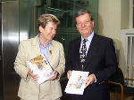 Landeshauptmann Waltraud Klasnic und Dr. Manfred Rupprecht zu Beginn einer unterhaltsamen Buchpräsentation in der Grazer Burg. Foto: Fischer Landeshauptmann Waltraud Klasnic und Dr. Manfred Rupprecht zu Beginn einer unterhaltsamen Buchpräsentation in der Grazer Burg. Foto: Fischer