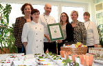 Gerhild Struklec-Penaso, Küchenchef Markus Eder mit Lehrling, Katharina Schradt, Barbara Pitner und Elisabeth Kehrer freuen sich über den "Grünen Teller" (v.l.). Gerhild Struklec-Penaso, Küchenchef Markus Eder mit Lehrling, Katharina Schradt, Barbara Pitner und Elisabeth Kehrer freuen sich über den "Grünen Teller" (v.l.).