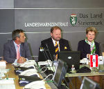 Ing. Gerald Pizzera, Dr. Kurt Kalcher und LH Waltraud Klasnic bei der Übergabe des Einsatzkoordinationszentrums (v.l.n.r.). Foto: Fischer Ing. Gerald Pizzera, Dr. Kurt Kalcher und LH Waltraud Klasnic bei der Übergabe des Einsatzkoordinationszentrums (v.l.n.r.). Foto: Fischer