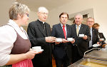 Stellten sich gemeinsam in den Dienst der guten Sache: Andrea Ederer, Vorsitzende Katholische Frauenbewegung, LH Franz Voves, LH-Stv. Hermann Schützenhöfer und LT-Präsident Franz Majcen (v.l.) © Foto: Gerd Neuhold/Sonntagsblatt; bei Quellenangabe honorarfrei Stellten sich gemeinsam in den Dienst der guten Sache: Andrea Ederer, Vorsitzende Katholische Frauenbewegung, LH Franz Voves, LH-Stv. Hermann Schützenhöfer und LT-Präsident Franz Majcen (v.l.)