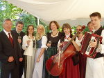 Honorarkonsul Dr. Gerold Ortner, LAbg. Erwin Gruber und Generalkonsulin Mag. Hermine Popeller mit Wein- und Blumenköniginnen sowie einer schlesischen Volkstanzgruppe Honorarkonsul Dr. Gerold Ortner, LAbg. Erwin Gruber und Generalkonsulin Mag. Hermine Popeller mit Wein- und Blumenköniginnen sowie einer schlesischen Volkstanzgruppe