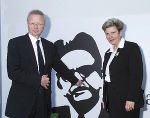 Staatsekretär Franz Morak, Landeshauptmann Waltraud Klasnic vor dem Canetti-Portrait im Literaturhaus, Foto Fischer Staatsekretär Franz Morak, Landeshauptmann Waltraud Klasnic vor dem Canetti-Portrait im Literaturhaus, Foto Fischer