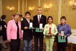 Landeshauptmann Waltraud Klasnic mit den Lebensrettern Patrick Müller, Alin Bobe, Fatima Halilovic und Daniel Zeko. Foto Fischer. Landeshauptmann Waltraud Klasnic mit den Lebensrettern Patrick Müller, Alin Bobe, Fatima Halilovic und Daniel Zeko. Foto Fischer.