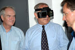 Ungewohnter Anblick: Landesrat DDr. Gerald Schöpfer (Mitte) mit einer 3D-Brille im „Futuroscope“ bei Poitiers begleitet von Landesamtsdirektor Dr. Gerhart Wielinger und Europa-Fachabteilungsleiter Mag. Ludwig Rader Ungewohnter Anblick: Landesrat DDr. Gerald Schöpfer (Mitte) mit einer 3D-Brille im „Futuroscope“ bei Poitiers begleitet von Landesamtsdirektor Dr. Gerhart Wielinger und Europa-Fachabteilungsleiter Mag. Ludwig Rader