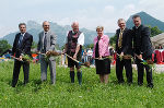 v.l.n.r. Ing. Walter Troger, Dr. Wolfhardt Rother, Bürgermeister Otto Marl, Landeshauptmann Wal-traud Klasnic, Landesrat Mag. Wolfgang Erlitz und Landtagsabgeordneter Günther Köberl beim Spa-tenstich für das psychosomatische Zentrum. v.l.n.r. Ing. Walter Troger, Dr. Wolfhardt Rother, Bürgermeister Otto Marl, Landeshauptmann Wal-traud Klasnic, Landesrat Mag. Wolfgang Erlitz und Landtagsabgeordneter Günther Köberl beim Spa-tenstich für das psychosomatische Zentrum.