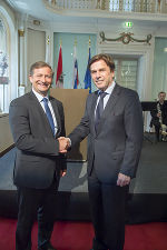 Landeshauptmann Franz Voves mit Sloweniens Außenminister Karl Erjavec bei der Einrichtung des steirisch-slowenischen Komitees