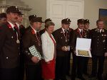 Landeshauptmann Waltraud Klasnic mit den erfolgreichen Wettkämpfern. Kommandant Engelbert Konrath (Dritter von rechts) präsentiert den Ehrenpreis, den Landesbranddirektor Franz Hauptmann (ganz rechts) überreichte. Foto: Landespressedienst, Abdruck bei Quellenangabe honorarfrei. Landeshauptmann Waltraud Klasnic mit den erfolgreichen Wettkämpfern. Kommandant Engelbert Konrath (Dritter von rechts) präsentiert den Ehrenpreis, den Landesbranddirektor Franz Hauptmann (ganz rechts) überreichte. Foto: Landespressedienst, Abdruck bei Quellenangabe honorarfrei.