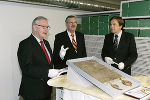 LT-Präs. Franz Majcen, Landesarchivdirektor Josef Riegler und LH Franz Voves bei der Pressekonferenz im Zentraldepot des Steiermärkischen Landesarchives (v.l.).