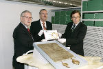 LT-Präs. Franz Majcen, Landesarchivdirektor Josef Riegler und LH Franz Voves im steirischen Landesarchiv (v.l.). © Foto: Stmk. Landesarchiv/Kranzelbinder; bei Quellenangabe honorarfrei LT-Präs. Franz Majcen, Landesarchivdirektor Josef Riegler und LH Franz Voves im steirischen Landesarchiv (v.l.).