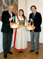 Apfelprinzessin Karin I überreichte an die beiden Landeshauptleute Franz Voves und Hermann Schützenhöfer frisch saftige Äpfel. 