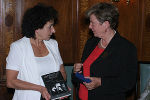 Buchautorin Angelika Aliti mit Landeshauptmann Waltraud Klasnic. Foto: Kolaric. Abdruck bei Quellenangabe honorarfrei. Buchautorin Angelika Aliti mit Landeshauptmann Waltraud Klasnic. Foto: Kolaric. Abdruck bei Quellenangabe honorarfrei.