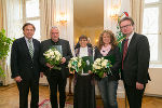 LH Franz Voves, Kurt Senekovic, Schwester Schoner (nahm den Preis in Vertretung für Brigitta Raith entgegen), Birgit Benke und LR Christopher Drexler bei der Verleihung des Menschrechtspreises in der Grazer Burg. 