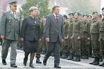 v.l.n.r.: Generalleutnant Edmund Entacher, Kommandant der Landstreitkräfte, Landeshauptmann Waltraud Klasnic und Bundesminister Günther Platter beim Festakt am Grazer Mariahilferplatz; Foto Stuhlhofer v.l.n.r.: Generalleutnant Edmund Entacher, Kommandant der Landstreitkräfte, Landeshauptmann Waltraud Klasnic und Bundesminister Günther Platter beim Festakt am Grazer Mariahilferplatz; Foto Stuhlhofer