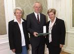 v.l. Landeshauptmann Waltraud Klasnic mit den Lebensrettern Patrick Müller, Alin Bobe, Fatima Halilovic und Daniel Zeko. v.l. Landeshauptmann Waltraud Klasnic mit den Lebensrettern Patrick Müller, Alin Bobe, Fatima Halilovic und Daniel Zeko.