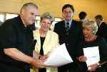 Machen „Kind(er)leben“ zu einem gemeinsamen Anliegen: LH Klasnic, LH-Stv. Voves, Gemeinde-bund-Präsident Kröll und Stadträtin Kaltenbeck-Michl bei einer Veranstaltung in Dobl, Foto Stuhlho-fer Machen „Kind(er)leben“ zu einem gemeinsamen Anliegen: LH Klasnic, LH-Stv. Voves, Gemeinde-bund-Präsident Kröll und Stadträtin Kaltenbeck-Michl bei einer Veranstaltung in Dobl, Foto Stuhlho-fer
