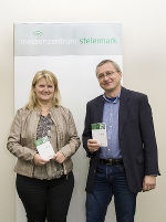 Martin Mayer und Marianne Zechner mit der aktuellen Kleinen Steiermark Datei 