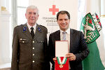 Rotkreuz-Präsident Weinhofer überreichte Schickhofer eine hohe Rotkreuz-Auszeichnung