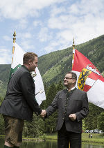 Josef Saller, rechts, gratulierte dem neuen Präsidenten des österreichischen Bundesrates Mario Lindner