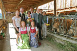 Familie Kiegerl mit LR Anton Lang (hinten li.) und LR Johann Seitinger, Barbara Fiala-Köck (re.) und Maria Pein (Vize-Präs. Landwirtschaftskammer) bei der Verleihung des Tierschutzpreises.