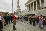Der neue Bundesratspräsident Mario Lindner dirigierte steirische Musikkapellen vor dem Parlamentsgebäude in Wien
