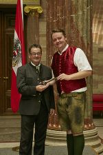 Amtsübergabe: Der Salzburger Josef Saller (l.) übergab den Vorsitz des Bundesrates an den 34-jährigen Obersteirer Mario Lindner