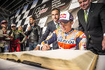 MotoGP-Star Marc Marquez trug sich in das Goldene Buch der Stadt Graz ein