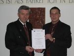 Der Leobner Bezirkshauptmann, Dr. Walter Kreutzwiesner (links), mit seinem „frischgebackenen“ EU-Koordinationsexperten, Günter Hohenberger. Der Leobner Bezirkshauptmann, Dr. Walter Kreutzwiesner (links), mit seinem „frischgebackenen“ EU-Koordinationsexperten, Günter Hohenberger.