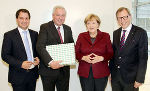 Im Rahmen der Delegationsreise trafen LH Hermann Schützenhöfer, LH-Stv. Michael Schickhofer und LR Christian Buchmann mit der deutschen Bundeskanzlerin Angela Merkel in Berlin zusammen