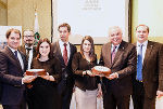 Eine Torte mit dem neuen gemeinsamen Logo der jungen Sozialpartner überreichten die Jugendvertreter Gregor Tuttinger (2. v. l.), Stephanie Gütl (3. v. l.), Alfred Freiberger (4. v. l.), Tanja Bernhardt (5. v. l.) und Burkhard Neuper (r.) Landeshauptmann-Stellvertreter Michael Schickhofer (l.) und Landeshauptmann Hermann Schützenhöfer (6. v. l.)