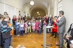 Bürgermeister Siegfried Nagl bei der Ausstellungseröffnung am Freitag, am Bild unter anderem Kinder der VS Thal.
