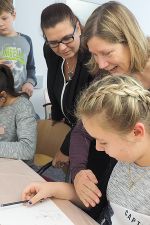 Denise Schiffrer-Barac mit Künstlerin Luise Kloos und Kindern der NMS Markt Harmannsdorf.