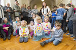 Die jüngsten Künstlerinnen und Künstler (Kindergarten Schönbrunngasse) in ihren selbstgestalteten Verkleidungen.