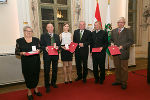 Theresia Stadlhofer, Manfred Platzer, Sonja Stacher, LH Hermann Schützenhöfer, Raimund Granigg und Georg Bregant bei der Auszeichnungsverleihung in der Aula der Alten Universität (v.l.)